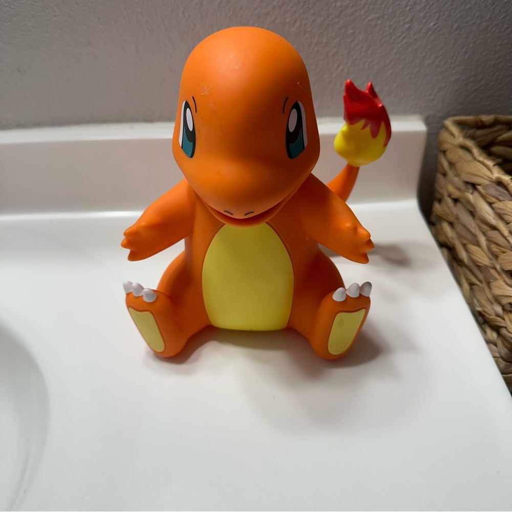 Pokémon Charmander vinyl figure